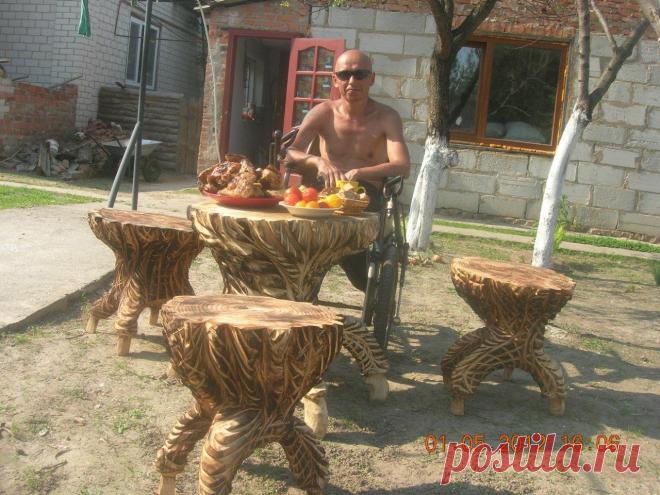 Столик и табуретки