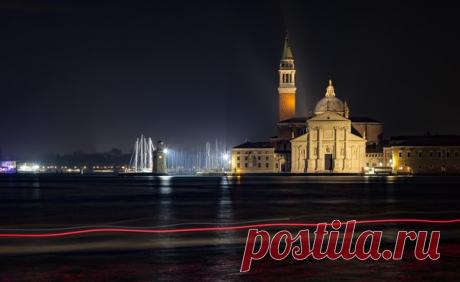 «Тонкая красная линия». Венеция, Италия. Автор фото – АБ: nat-geo.ru/photo/user/296085/