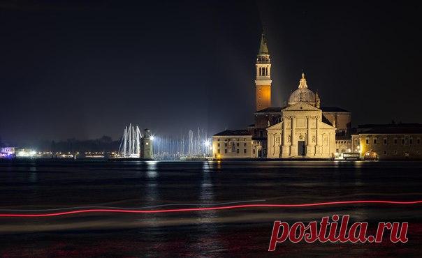 «Тонкая красная линия». Венеция, Италия. Автор фото – АБ: nat-geo.ru/photo/user/296085/