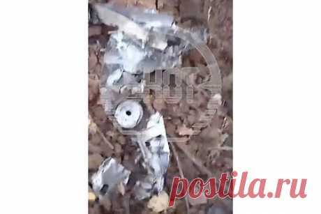 Огромная воронка образовалась после падения обломков дрона под Саратовом. Огромная воронка образовалась после падения обломков дрона в поле неподалеку от деревни Кленовые Вершины в Калининском районе Саратовской области. По сведениям Telegram-канала Shot, в результате произошедшего никто не пострадал, разрушений также удалось избежать. Обломки беспилотника заметил рабочий.