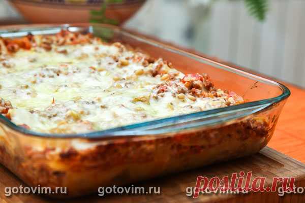Лазанья с соусом «Tри сыра». Рецепт с фото Соус для этой лазаньи готовят сразу с несколькими сортами сыра. В бешамель добавляют тертый сыр чеддер или любой твердый сыр на ваш вкус, мягкий бри и размешивают, чтобы сыр расплавился. Уже собранную лазанью покрывают слоем ломтиков моцареллы и посыпают кедровыми орешками.