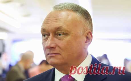 Сенатора Савельева арестовали по обвинению в организации убийства. Басманный суд отправил сенатора Дмитрия Савельева под арест. Его задержали в Совете Федерации, после того как по представлению генпрокурора Краснова сенаторы сняли с коллеги неприкосновенность. Савельев заявил о невиновности