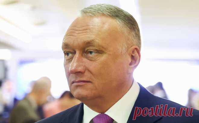 Сенатора Савельева арестовали по обвинению в организации убийства. Басманный суд отправил сенатора Дмитрия Савельева под арест. Его задержали в Совете Федерации, после того как по представлению генпрокурора Краснова сенаторы сняли с коллеги неприкосновенность. Савельев заявил о невиновности