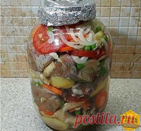Курица в банке хороша по нескольким причинам:
Во-первых, курица готовится исключительно в собственном соку. Ни капли жира не добавляется в блюдо. И воды тоже.

Во-вторых, курица получается очень нежная, просто тающая во рту.

А в-третьих, аромат такой будет стоять на кухне... непередаваемый.

Ингредиенты:

курица - 1 шт. 1,5 - 2 кг
черный перец молотый
1/2 ч.л. зиры
1 ч.л. кориандра
лавровый лист
соль
лук - 1 шт. (большая)
картошка
морковь
помидоры
зеленый горошек
грибы
чеснок