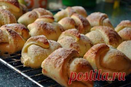 Лучшие рецепты Повара
"Яблочные рогалики"
Ингредиенты:
- 500г муки
- 100г маргарина
- 2 яйца + 1 яйцо для смазки
- 100г сметаны
- 100г молока
- 1 ч.л. сухих дрожжей
- 1 ст.л. сахара
- 1 ч.л. соли