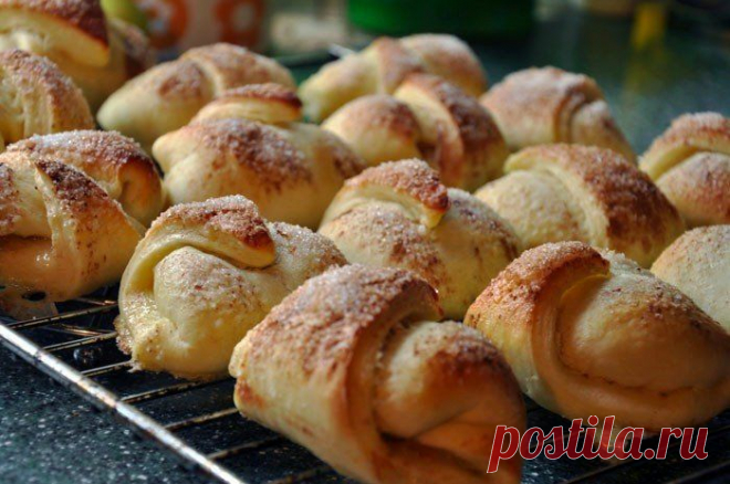 Лучшие рецепты Повара
"Яблочные рогалики"

Ингредиенты:
- 500г муки
- 100г маргарина 
- 2 яйца + 1 яйцо для смазки
- 100г сметаны
- 100г молока
- 1 ч.л. сухих дрожжей
- 1 ст.л. сахара
- 1 ч.л. соли