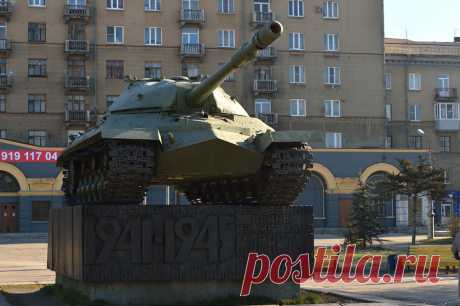 Попурри на темы песен военных лет. Исполняет мужской вокальный ансамбль «Металлург» под руководством Александра Никитина. Фрагменты песен А. Александрова, В. Панова, А. Флярковского, Д. Тухманова на стихи В. Лебедева-Кумача, Н. Кондратковской, А. Лозневого, В. Харитонова.  Аранжировка Владимира Сидорова. Аудиостудия Магнитогорской консерватории. 1999.