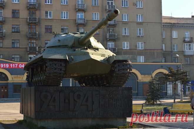 Попурри на темы песен военных лет. Исполняет мужской вокальный ансамбль «Металлург» под руководством Александра Никитина. Фрагменты песен А. Александрова, В. Панова, А. Флярковского, Д. Тухманова на стихи В. Лебедева-Кумача, Н. Кондратковской, А. Лозневого, В. Харитонова.  Аранжировка Владимира Сидорова. Аудиостудия Магнитогорской консерватории. 1999.