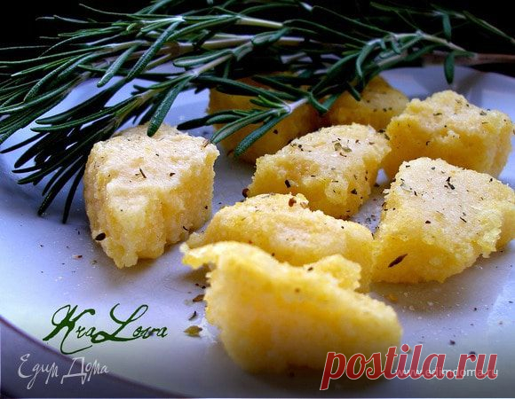 Жареная полента - Polenta Fritta. Ингредиенты: полента, вода, пармезан Когда мне подарили книгу Джейми Оливера "Моя Италия", то первое, что я из нее приготовила, - жаренная полента. Если верить Джейми (а я склонна ему верить), то это блюдо часто можно купить на итальянских рынках. Жареная полента хрустящая и нежная одновременно. А еще очень полезна и проста в приготовлении. Полентой в Италии називают как само блюдо, так и кукурузную крупу. Раньше это была пища пр...