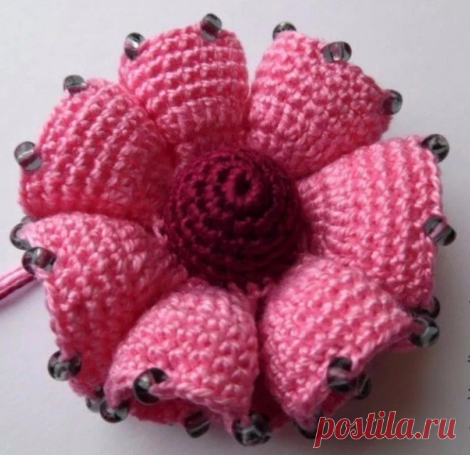 ВЯЖЕМ ЦВЕТОК С ВОЛАНАМИ

 
Для обвязывания бусины крючком потребуется: 
— нитки (хлопок 100% типа «Ирис»); 
— крючок №1; 
— бусина (у нас бусина из дерева (липа), размер 14 х 14,5 мм).

Набираем 5 воздушных петель, замыкаем их в колечко и провязываем 9 столбиков без накида в это колечко.

Далее будем вязать по спирали, поэтому следующим столбиком «поднимаемся» на следующий ряд

Далее вяжем еще 2 ряда, то есть 2-ой и 3-ий ряды, следующим образом: через один столбик прибавля...