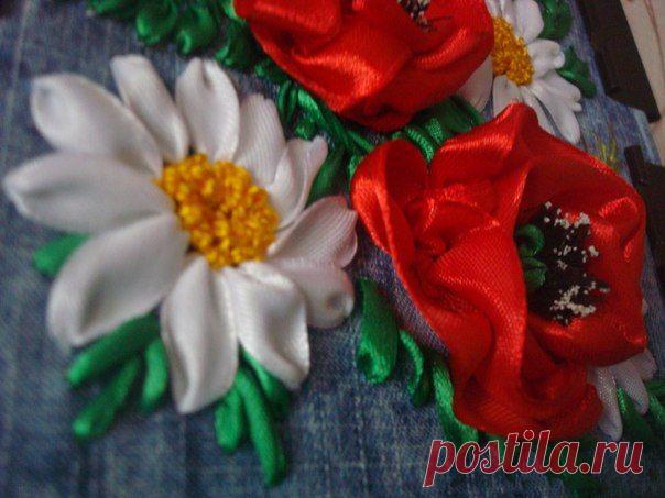 Маки и ромашки вышитые лентами.