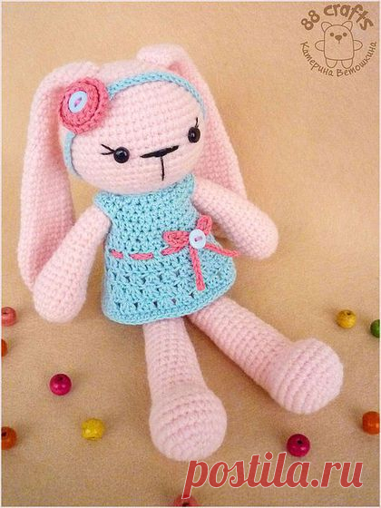 Вязанный заяц крючком с длинными ушами