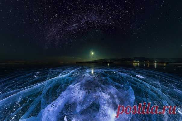 Байкальская ночь. Автор фото – Алексей Закиров: nat-geo.ru/community/user/42191/ Ярких вам снов🌠