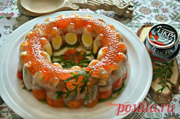 Праздничное заливное с судаком и красной икрой - БУДЕТ ВКУСНО! - медиаплатформа МирТесен Предлагаю вам приготовить красивое и вкусное заливное из судака с икрой. Уверена, что оно станет настоящим украшением праздничного стола. В рецепте я использовала красную икру горбуши ТМ «Восточный берег». Время приготовления указано без учета времени, затраченного на охлаждение. ИНГРЕДИЕНТОВ НА 9