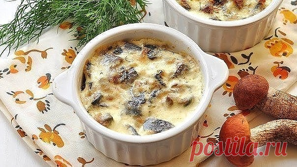 Жульен.

Быстрый в приготовлении и очень нежный на вкус жульен с курицей и грибами.

Время приготовления: 30 мин.
Порций: 2

Ингредиенты:
- 2 куриных грудки
- 300 г шампиньонов
- 200 г сметаны
- 100 г сыра
- соль, перец
- растительное масло для жарки

Приготовление:
1. Куриное филе вымыть, мелко порезать.
2. Сковороду смазать растительным маслом и обжарить куриное филе, в конце жарки посолить и поперчить.
3. Шампиньоны вымыть, нарезать крупными кусочками, обжарить на сково...