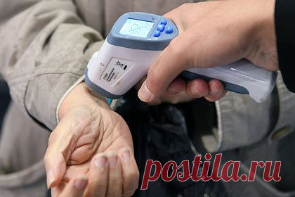 Стало известно о новых мерах властей по борьбе с ростом заболеваемости в России. Сотрудникам транспортной полиции в приграничных регионах России выдали инфракрасные (ИК) термометры для выявления пересекающих границу страны заболевших иностранных граждан. Об этом сообщает Mash. Власти ввели новые меры борьбы с распространением заболеваемости гриппом и пневмонией в граничащих с Китаем регионах.