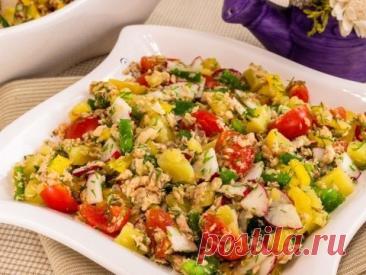 ​Салат с консервированной горбушей и овощами