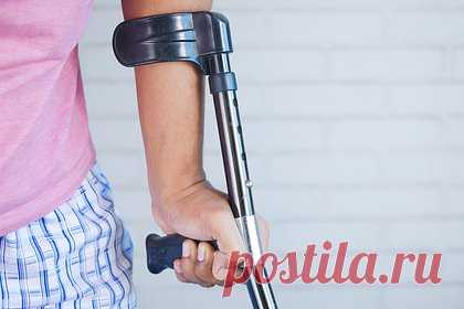 Муж из вредности заставил жену уйти со свадьбы брата и устроил истерику. Муж обиделся на жену из-за того, что она пошла на свадьбу брата и оставила его одного. Пока она была на свадьбе, он солгал ей, что упал с лестницы и получил травму спины. Женщина приехала домой и обнаружила мужа лежащим в постели и пьющим сок. Она разозлилась и накричала на него, в ответ он устроил истерику.