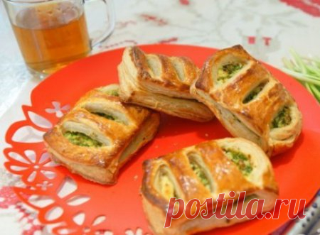Слоеные пирожки с зеленым луком и яйцом | Краше Всех Ингредиенты слоеное тесто без дрожжевое – 500 гр. Яйцо вареное – 3 шт. Зеленый лук - 100 гр. Масло сливочное – 20 гр. Яйцо - 1 шт. Соль Способ приготовления Шаг 1 Вареные яйца растираем с солью и размягченным сливочным маслом. Шаг 2 Зеленый лук моем, мелко режем и добавляем в яично-масляную смесь. Перемешиваем. Шаг 3 Тесто размораживаем, выкладываем на разделочную доску, раскатываем слоем 2-3 мм, разрезаем прямоугольника...