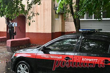 Россиянин с топором и ножом убил знакомого и расправился со свидетелями. В Челябинской области задержан 43-летний местный житель, подозреваемый в убийстве двух человек. По версии следствия, он убил собутыльника с помощью ножа и топора, а затем напал на двух находившихся в квартире женщин. Одна погибла, жизнь второй удалось спасти прибывшим медикам. Возбуждено уголовное дело.