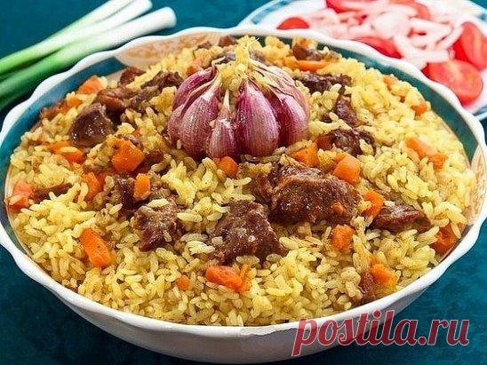 Секреты вкусного плова! Плюс поэтапное приготовление узбекского плова!
Секреты вкусного плова
* Морковь нужно резать длинной соломкой и ни в коем случае не тереть. Не бойтесь переборщить с длиной, чем длиннее соломка, тем вкуснее плов.
* Лучшая посуда для плова — толстая чугунная кастрюля, глубокая и толстая сковорода, чугунный казан. В любом варианте – с плотно прилегающей крышкой.
* Соль и специи лучше всего добавлять в середине приготовления зирвака (так восточные народы называют «заправк