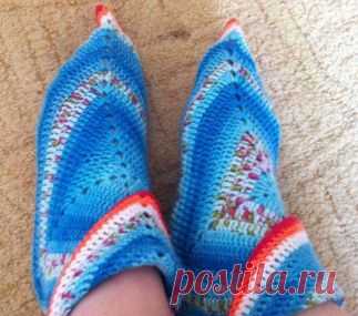 Следочки-остроносики,крючком,из двух квадратов.ЗДЕСЬ:двумя спицами--- http://kakchto.com/vyazanie-sledkov-na-dvuh-spitsah/ ЗДЕСЬ--- http://prjaga.ru/vyazanie-dlya-zhenshchin/noski-tapki/ochen-prostye-sledki-na-dvukh-spicakh