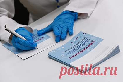 Умершая с COVID-19 доцент ОмГМУ имела поддельный сертификат о прививке. Доцент Омского государственного медицинского университета Ольга Широкова скончалась 29 октября от осложнений, вызванных COVID-19. Проректор ОмГМУ Николай Николаев заявил, что у нее имелся поддельный сертификат о вакцинации. Ранее портрет Широковой разместили на коллаже преподавателей вуза.