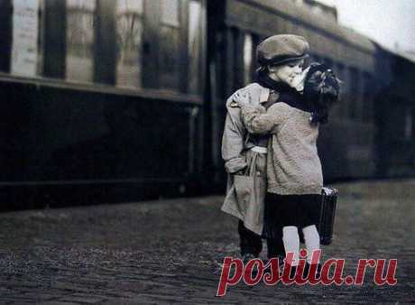 НЕ УЕЗЖАЙ ! Побудь ещё немного ! Коснись рукой ГОРЯЧЕГО виска ! Мне не страшны опасность и тревога, Когда в твоей руке моя рука ! Но миг прощанья каждый раз ПОТЕРЯ, И я боюсь.. (прости меня, РОДНОЙ)... Что ты сейчас закроешь тихо двери.. И навсегда расстанешься со мной.. Вот почему, целуя у порога Тебя печально в складки темных век, Я говорю : «Ну, задержись немного...» 
НА МИГ ! НА ЧАС ! НА ДЕНЬ ! НА ГОД ! НА ВЕК !!!