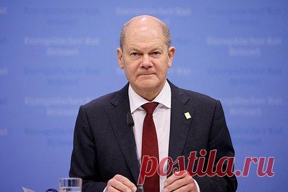 Неизвестный попытался проникнуть в квартиру Шольца. Неизвестный попытался проникнуть в квартиру канцлера ФРГ Олафа Шольца в Потсдаме, однако его заметили, пишет Spiegel. После обнаружения злоумышленник сбежал. Правоохранители осмотрели место происшествия и изъяли записи с камер видеонаблюдения. Подозреваемый объявлен в розыск.