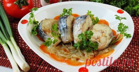 СКУМБРИЯ В БАНКЕ В ДУХОВКЕ 
Быстро, Просто и Восхитительно Вкусно! 
Скумбрия в банке получается очень сочной, ведь она тушится в собственном соку и с овощами. А еще этот рецепт очень прост и оставит вам много свободного времени! 
Ингредиенты: 
2 среднего размера тушки скумбрии (для литровой банки), 
1 морковка, 
1 луковица, 
2-3 столовые ложки растительного масла, 
4-5 горошины перца душистого, 
2-3 лавровых листика, 
соль. 
Как приготовить запеченную скумбрию в банке 
Подготовьте рыбку. Замо