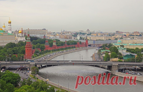 Каменный мост обладал восьмью арками, высота которых позволяла проходить под мостом судам. Первым названием каменного моста было Всехвытский мост. Для обороны при нападении недругов на правом берегу была построена башня и два шатра. В те далекие времена мост был не только переправой и защитным сооружением, но и тем местом, куда стекались городские торговцы с переносными лотками и лавками.