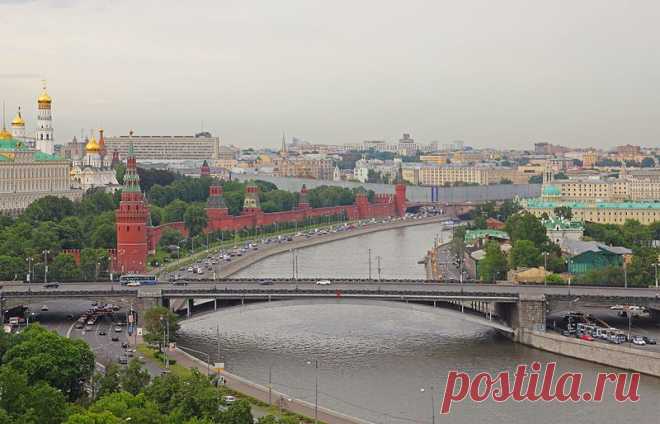 Каменный мост обладал восьмью арками, высота которых позволяла проходить под мостом судам. Первым названием каменного моста было Всехвытский мост. Для обороны при нападении недругов на правом берегу была построена башня и два шатра. В те далекие времена мост был не только переправой и защитным сооружением, но и тем местом, куда стекались городские торговцы с переносными лотками и лавками.