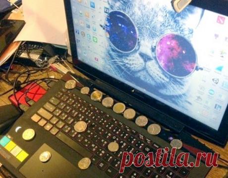 Он разложил монетки на своем ноутбуке. Результат превзошел все ожидания! — Копилочка полезных советов