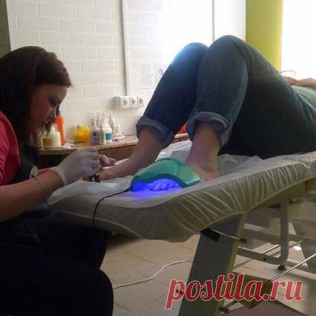 #Лежачий педикюр. Что может быть приятнее? Разве только #массаж? И ещё возможность сэкономить время, потому что совместить педикюр с такими услугами, как #коррекциябровей #окрашиваниересниц и даже #пилинглица для нас не проблема. #СалонКаприз 8-916-204-7752, 8-929-645-95-79 @ Салон красоты "Каприз"