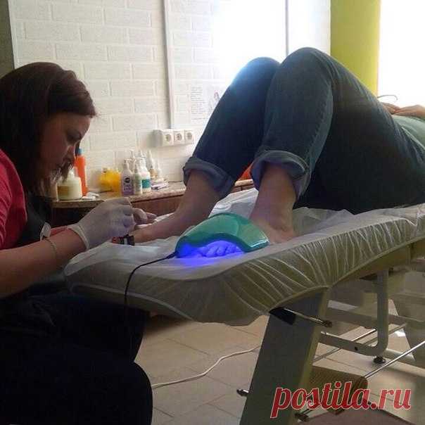 #Лежачий педикюр. Что может быть приятнее? Разве только #массаж? И ещё возможность сэкономить время, потому что совместить педикюр с такими услугами, как #коррекциябровей #окрашиваниересниц и даже #пилинглица для нас не проблема. #СалонКаприз 8-916-204-7752, 8-929-645-95-79 @ Салон красоты 