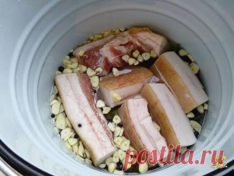 САЛО В ЧЕСНОЧНОМ МАРИНАДЕ.
Салом, засоленным в рассоле, никого не удивить, а вот сало в чесночном маринаде - это что-то новенькое! Этот рецепт не очень распространённый и весьма интересный, сало имеет оригинальный вкус и приятное чесночное послевкусие! 

Таким образом, свежее сало маринуется в холодильнике в крутом рассоле с добавлением лаврового листа, чёрного и душистого перцев, семян горчицы и измельчённого чеснока. Итог потрясающий - сало мягкое, ароматное, полностью п...