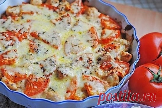 КУРИНОЕ ФИЛЕ ЗАПЕЧЕННОЕ С ОВОЩАМИ И СЫРОМ

Ингредиенты:

3 куриных филе
1 сладкий перец
2 небольших помидора
1 ч.л. муки
120 мл. молока
1 ст.л. томатной пасты(или кетчупа)
1 ст.л. сливочного масла
1 луковица
2 зубчика чеснока
~40 г сыра
Растительное масло
Соль,черный молотый перец
Орегано,базилик

Приготовление:

1)Лук нарезать мелко и вместе с чесноком обжарить на растительном масле около 3 минут, добавить мелко нарезанный перец и жарить еще ~5 минут до мягкости перца. Пе...