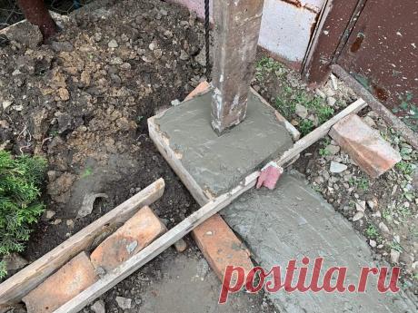 Таких заборов мало! Сделал заборные столбы на века, надежнее еще не встречал. Рассказываю из чего... Это великолепное и к тому же, недорогое решение с огромным сроком службы