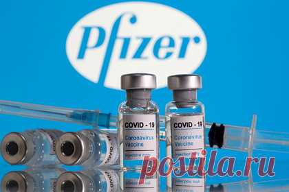 В Pfizer назвали число доз вакцины для нейтрализации омикрон-штамма. Нейтрализовать омикрон-штамм коронавируса могут три дозы прививки препаратом от Pfizer/BioNTech. По данным исследования, сыворотка, которая была взята у пациентов спустя месяц после того, как они привились бустерной дозой, способна нейтрализовать омикрон-штамм на уровне, наблюдающемся после двух доз.