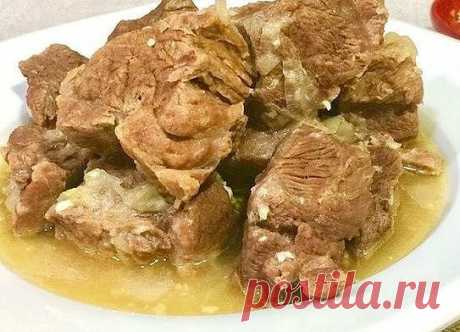ИДЕАЛЬНЫЙ РЕЦЕПТ ПРИГОТОВЛЕНИЯ МЯСА! НЕ ЗРЯ ЕГО НАЗЫВАЮТ КРЕМЛЕВСКИМ! 

Мы нашли его — идеальный рецепт приготовления мяса! Называется это блюдо мясом по-кремлевски. Казалось бы, минимум приправ, но вкус получается необыкновенным! 

Нежная и сочная говядина, которая 2 часа томится в сливочном масле, придется по вкусу самому требовательному гурману. Мы не уверены, что это блюдо действительно подавали в Кремле, но то, что это очень вкусно, сомнений не вызывает. 

Самая вкусн...