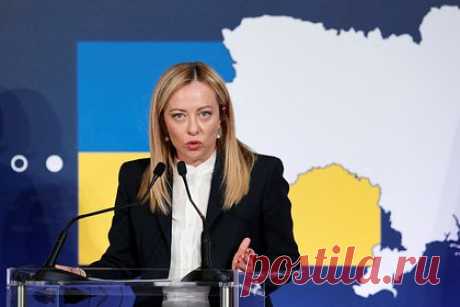 Италия призвала ускорить вступление Украины в ЕС. Европейский союз (ЕС) должен ускорить процесс вступления Украины в сообщество. К этому призвала объединение премьер-министр Италии Джорджа Мелони. Глава итальянского правительства подчеркнула, что Украина сейчас является форпостом безопасности в Европе и ее необходимо наградить за борьбу с Россией.