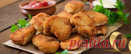 Наггетсы из куриной грудки в панировочных сухарях • Рецепт Хрустящие наггетсы из куриной грудки в панировочных сухарях на сковороде. К тому же простые домашние куриные наггетсы сочные и вкусные.
