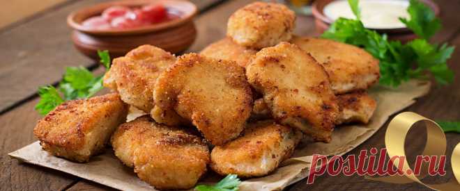 Наггетсы из куриной грудки в панировочных сухарях • Рецепт Хрустящие наггетсы из куриной грудки в панировочных сухарях на сковороде. К тому же простые домашние куриные наггетсы сочные и вкусные.