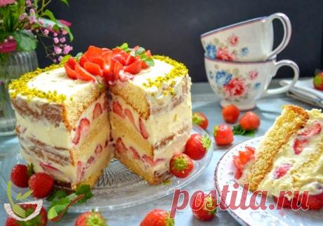 Бисквитный торт с заварным кремом и клубникой