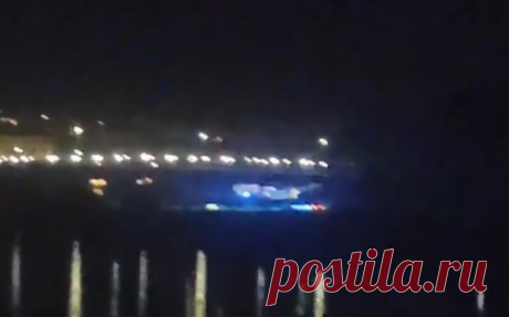 В немецком Дрездене частично обрушился мост. Видео. Крупный участок моста Карола, по которому проходят трамвайные пути и пешеходная зона, обрушился в реку Эльба в немецком городе Дрезден.