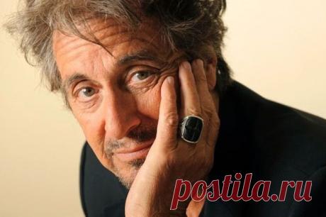 «Моя мать умерла прежде, чем я добился успеха.Помню, мне было лет десять.Наша квартира на верхнем этаже.Снизу меня окликают друзья, зовут на улицу.А мать меня не пускает.Я страшно злился и орал на нее. И тем самым спасла мне жизнь" Сегодня Аль Пачино 74