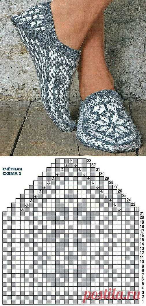 Стильные тапочки с норвежским узором вязанные спицами и крючком