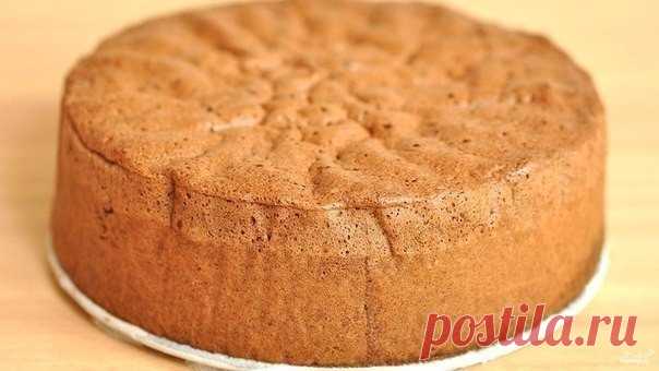 Бисквитное тесто
Соблюдая эти нехитрые правила вы испечёте замечательный бисквит по любому.

1. Форму заполняют тестом на 3/4 высоты, так как при выпекании оно увеличивается в объеме.

В течение первых 20-30 минут бисквит нельзя трогать, так как он может осесть и плохо пропечься.

2. Готовность можно определить, протыкая бисквит деревянной палочкой (например, зубочисткой), если палочка сухая, то бисквит готов.

3. Свежеиспеченный бисквит плохо режется и плохо пропитывается...