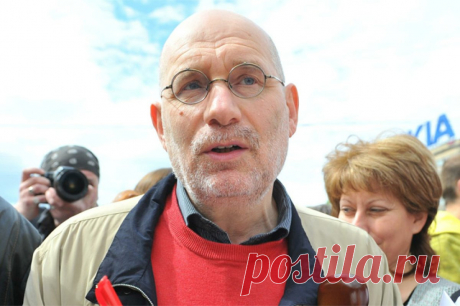 «Писака сбрендил!» Россияне в шоке: Акунин отправил Фандорина в ВСУ. «Если вымышленный Фандорин оказался в современной реальности, он бы плюнул в бесстыжие очи своего родителя Акунина, а после посадил бы в острог», — уверены читатели.