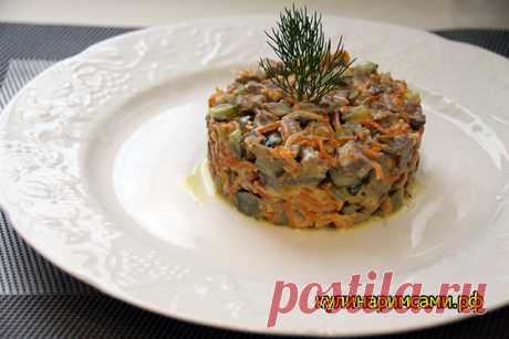 Салат из говяжьей печени Сытный и вкусный салат из говяжьей печени, маринованных огурцов, моркови и лука разнообразит любой праздничный стол.